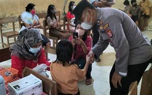 Polisi Kawal Pelaksanaan Vaksinasi Covid-19 untuk Anak di Desa Saka Mangkahai