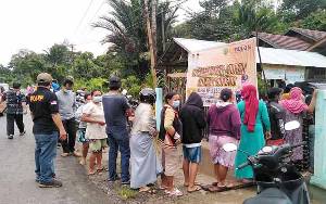 Warga Antusias Datangi Operasi Pasar Minyak Goreng di Kantor Desa Jaar dan Jaweten