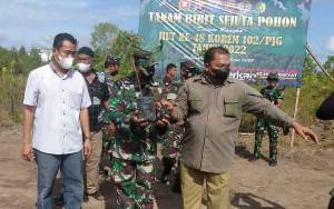 TNI Lakukan Penghijauan di Kelurahan Kereng Bangkirai