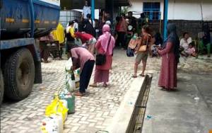 VIDEO: Warga Kecamatan Bukit Batu Serbu Minyak Goreng Murah PT CBU