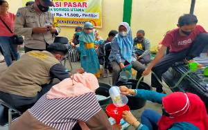 Anggota Bhabinkamtibmas Amankan Operasi Pasar Minyak Goreng di Kelurahan Menteng