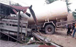 Sopir Truk Tangki Tewas Tabrak Truk Parkir dan Bengkel di Sampit