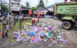 Satpol PP dan DLH Bersihkan Sampah yang Dibuang Warga Sembarangan