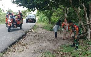 TNI Bersama Lurah Marang dan Warga Gotong Royong Bersihkan Jalan