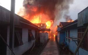 Kebakaran Hanguskan Belasan Rumah Warga Desa Pulau Mambulau