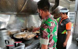 Anggota TNI Bantu Siapkan 500 Porsi Makanan Berbuka Puasa di Kalampangan