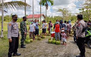 TNI - Polri Awasi Operasi Pasar Gas Elpiji di Kelurahan Pager