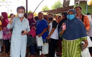 Nasdem dan PT CBU Jual Minyak Goreng Rp 11,500 per Liter di Kelurahan Kalampangan
