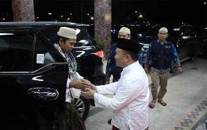 UAS Sambangi Gubernur Sugianto Sabran di Istana Isen Mulang