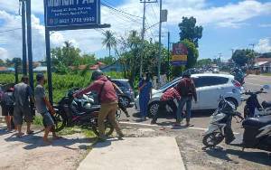 Pengendara motor di Palangka Raya Dilarikan Ke Rumah Sakit Setelah Seruduk Mobil