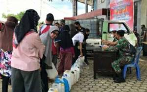 Kodim Kuala Kapuas Salurkan Minyak Goreng Murah PT CBU
