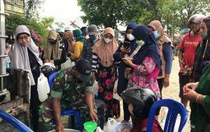 Warga Kapuas Merasa Terbantu Penyaluran Minyak Goreng Murah Digelar PT CBU dan TNI