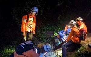 Wanita Pendaki Gunung Sindoro Dievakuasi Akibat Cedera Kaki