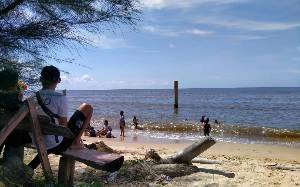 Legislator Kotim Sesalkan Masih Ada Warga Buang Sampah Sembarangan di Pantai