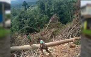  Warga Desa Narui dan Tumbang Bana Murung Raya Terisolasi Karena Jalan Longsor