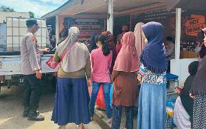 Hari Pertama Penjualan Minyak Goreng Murah Polsek Dusun Tengah Habiskan 1.000 Liter