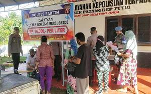 1.000 Liter Minyak Murah Ludes Terjual di Polsek Patangkep Tutui
