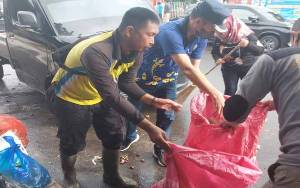 Camat Ketapang Gotong Rorong Bersihkan Sampah di Pasar Subuh