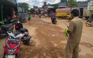 Warga Tumbang Samba Ukur Jalan Rusak untuk Diperbaiki