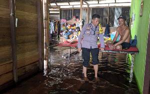Korban Banjir di Natai Baru Bangun Panggung di Rumah untuk Tempat Tidur