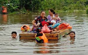 Relawan BPK Samuja Evakuasi Warga di Lokasi Titik Banjir