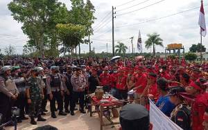 Pasukan Merah Dampingi Warga Pondok Damar Tuntut Plasma PT Mustika Sembuluh I