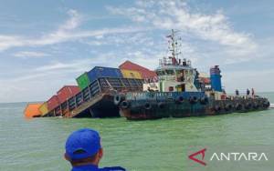 Bakamla Evakuasi 20 Kontainer dari Kapal Karam di Selat Malaka