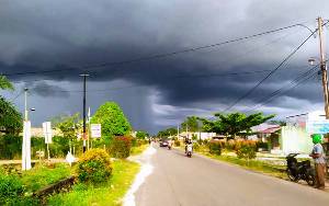 Hujan Lebat Disertai Angin Kencang Berpotensi Landa Sejumlah Wilayah Kotim