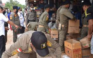 Satpol PP Katingan Tertibkan Pedagang Pasar Tumbang Samba
