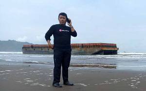 Sebuah Tongkang Terdampar di Pantai Jetis Cilacap Jawa Tengah