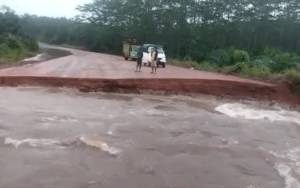 Dihantam Banjir, Jembatan Penghubung ke Arut Utara Jebol