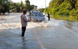 Personel Gabungan Atur Lalu Lintas Jalur Banjir di Pangkalan Banteng