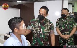 Panglima TNI Kembali Mengunjungi Dua Prajurit Korban Tembak di Papua
