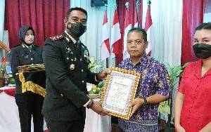 Kapolres Barito Timur Beri Penghargaan ke Anggota dan Masyarakat pada Perayaan HUT ke 76 Bhayangkara