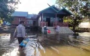 Wujud Kepedulian, Polsek Aruta Salurkan Bantuan Korban Banjir