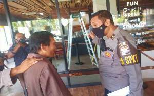 Polisi Amankan Pria 44 Tahun Ngamuk Pecah Kaca J.CO Mall di Palangka Raya