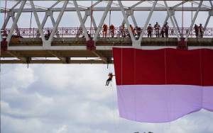 ERP Bentangkan Bendera Merah Putih di Jembatan Kahayan