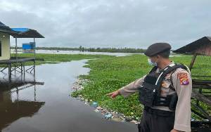 Polisi Pantau Debit Air di Jalan Mendawai
