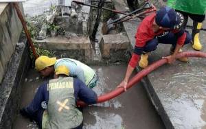 Tim Rescue Harus Masuk Got Bersihkan Drainase Tersumbat