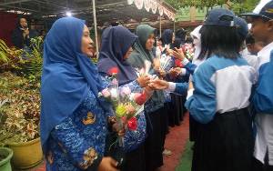 Pelajar SMPN2 Sampit Isi Hari Kemerdekaan dengan Pemberian Setangkai Bunga untuk Guru