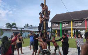 Panjat Pinang Meriahkan Perayaan HUT RI di Betang Hapakat Palangka Raya