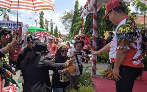 Ketua Forum RT Kelurahan Baamang Barat Parodikan Gus Samsudin untuk Sampaikan Aspirasi ke Bupati Kotim