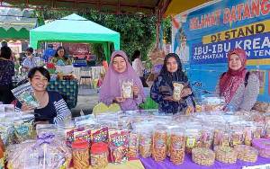 Komunitas Ibu-Ibu Kreatif Dusun Tengah Buka Stan di Festival Budaya Nansarunai Jajaka