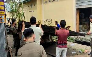 Satpol PP Kotim Bongkar Lapak Pedagang Pasar Keramat karena Tutup Jalan Masuk Permukiman