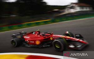 Sainz Start Terdepan GP Belgia Setelah Verstappen Terkena Penalti