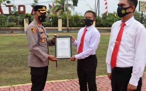 Kapolres Kapuas Beri Penghargaan Personel Berprestasi