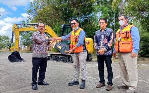 Serahkan Mini Excavator ke Dinas PUPR Perkim, BPKAD Harap Tingkatkan PAD Barito Timur