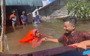 Kapolsek Mentaya Hulu Imbau Warga Jaga Anak-anak Agar Tidak Jadi Korban Banjir 