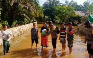 Polres Kobar Terjunkan Personelnya Bagi Bansos untuk Korban Banjir
