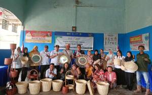 PT MKM Beri Pelatihan Bagi Pengrajin Rotan Desa Kanamit